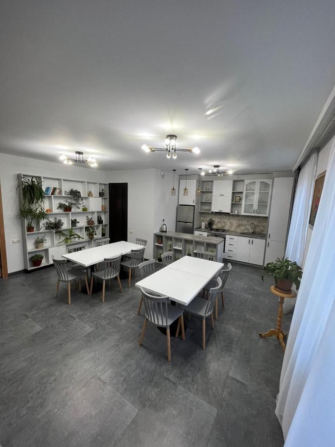 Dilvar Dilidzjan Buitenkant foto